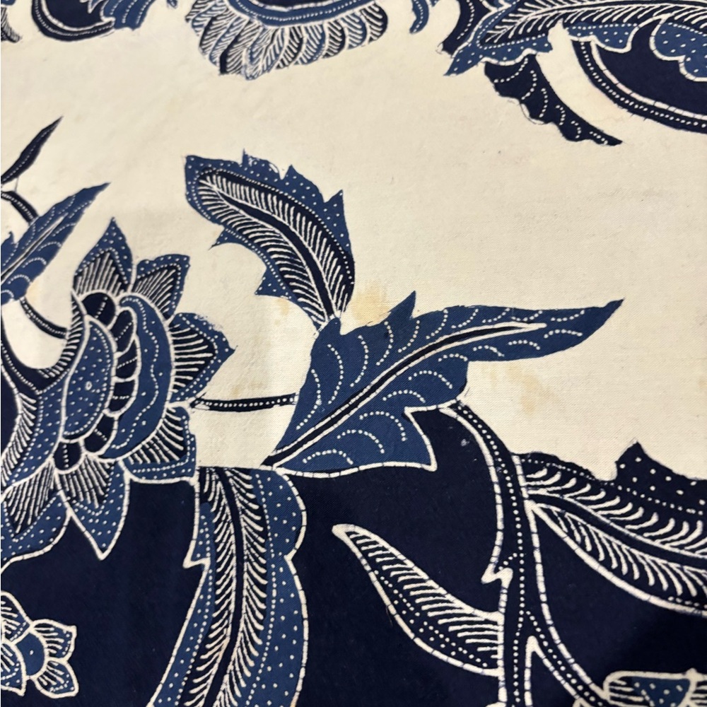 Blue and White Tablecloth - intricate design - Picture 5 of 10